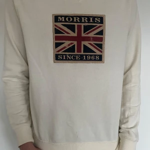 Beige tröja från Morris - Säljer nu denna sjukt snygga Morris tröjan som inte säljs längre. Tröjan är Storlek S, men passar absolut folk med storlek medium. Skick 9/10