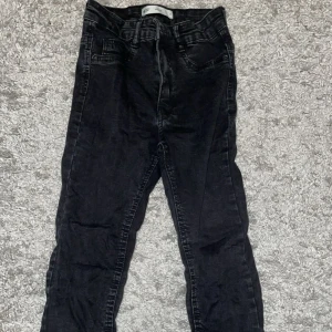 Svarta Molly jeans från g perfect jeans - Svarta jeans från Gina Tricot perfect jeans, modell Molly. De har en klassisk femficksdesign och smal passform som sitter snyggt längs benen. Jeansen är tillverkade i stretchigt denim för extra komfort och har en mörk tvätt som ger en cool vibe.