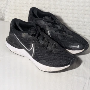 Nike löpar-/vardagsskor – stl 40,5 - Fräscha och knappt använda svarta Nike-skor med vit sula. Perfekta för både vardag och löpning. Lätta, bekväma och med bra stötdämpning. Nästan som nya! Modell: Nike renew  📏 Storlek: EU 40,5 🎨 Färg: Svart/vit ⚡️ Använda endast några få gånger 