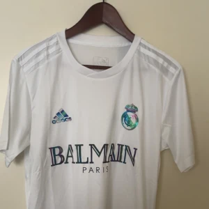 Vit Real Madrid tröja  - Snygg vit fotbollströja med Real Madrid-logga 