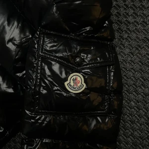 Moncler jacka - Säljer nu denna moncler jacka i super fint skick och aldrig använd! Drag kedjan är tyvärr sönder så därav priset men det går säkert att laga. Har häller tyvärr inget kvitto😇Hör av er via intresse eller frågor💕