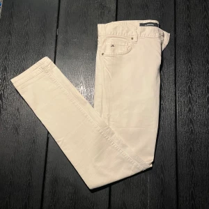 J.Lindeberg Jay Solid Stretch jeans – beige/vit 32/32 - Snygga J.Lindeberg-jeans i modellen Jay Solid Stretch. Beige/vit ton, slim passform med stretch – stilrena och i fint skick. 