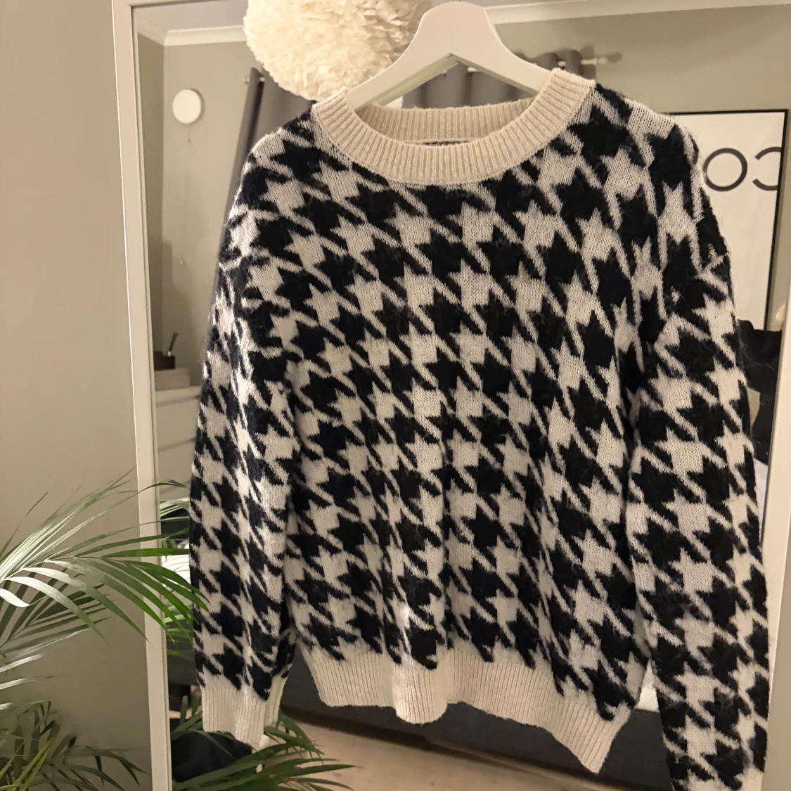 Svartvit stickad tröja med mönster