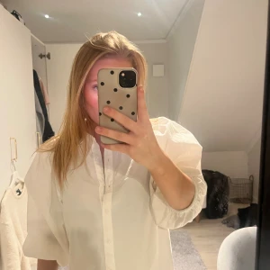 Vit skjorta  - Säljer min vita skjorta från Pull & bear i storlek S. Aldrig använd.