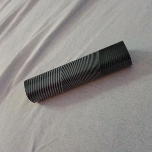 Portabel USB Powerbank 5V 2.1A - Smidig och lätt powerbank med USB-utgång (5V/2.1A) och micro-USB-ingång. Batteriindikator med tre nivåer. Perfekt för laddning av mobil och andra enheter på språng. Snyggt randigt mönster, ser ut att vara i gott skick utan synligt slitage.