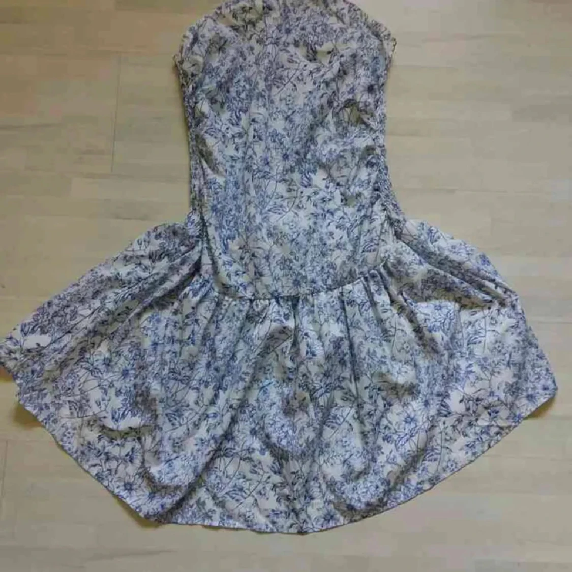 Vit och blå blommig kortklänning