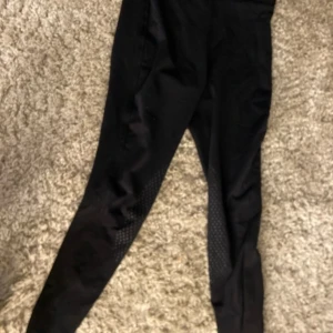 Svarta CRW ridbyxor storlek 150 - Ser helt nya ut bra skick