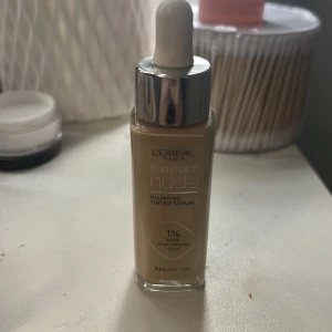 L'Oréal True Match Nude Tinted Serum - Ljusbeige foundation-serum från L'Oréal Paris, True Match Nude Plumping Tinted Serum med 1% hyaluronsyra. Kommer i glasflaska med pipett och ger en naturlig, återfuktande finish. Nyansen är 0.5-2 Very Light, perfekt för en fräsch och lätt täckning. Testat en gång bara! 