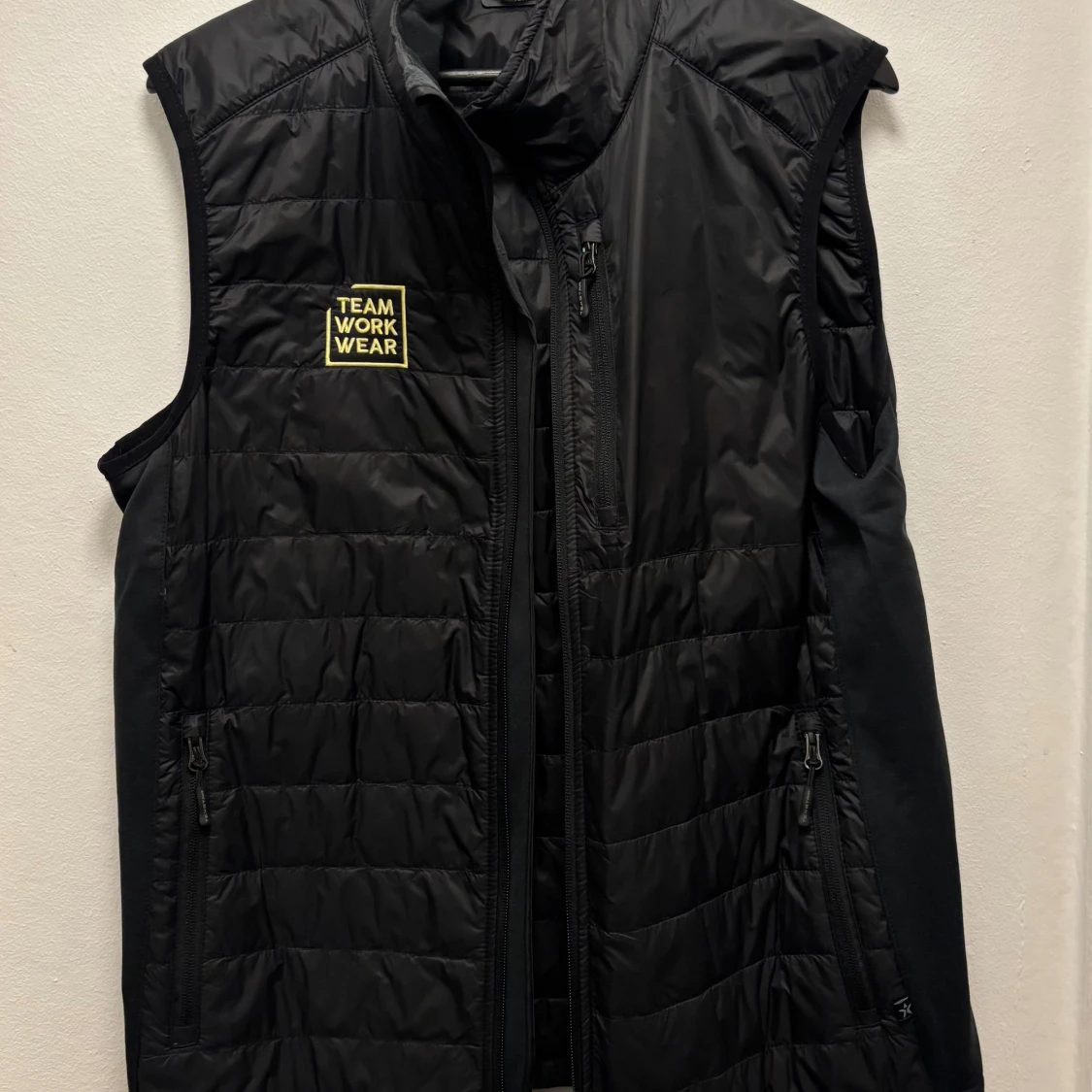 Svart quiltad dunväst från Texstar