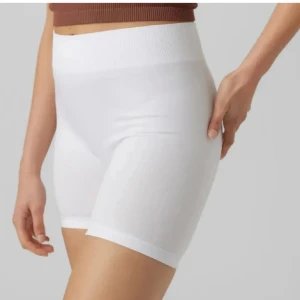 Vita cykelbyxor från Vero Moda - Perfekta att ha under kjol eller klänning👌