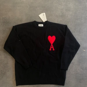 Svart stickad tröja från Ami - Svart stickad tröja från Ami med rund hals och ribbade muddar. Säljes då den inte passade mig 👍Skickar samma dag✅kan gå ner i pris om det är snabb affär 👌Hör av er vid frågor 🙂