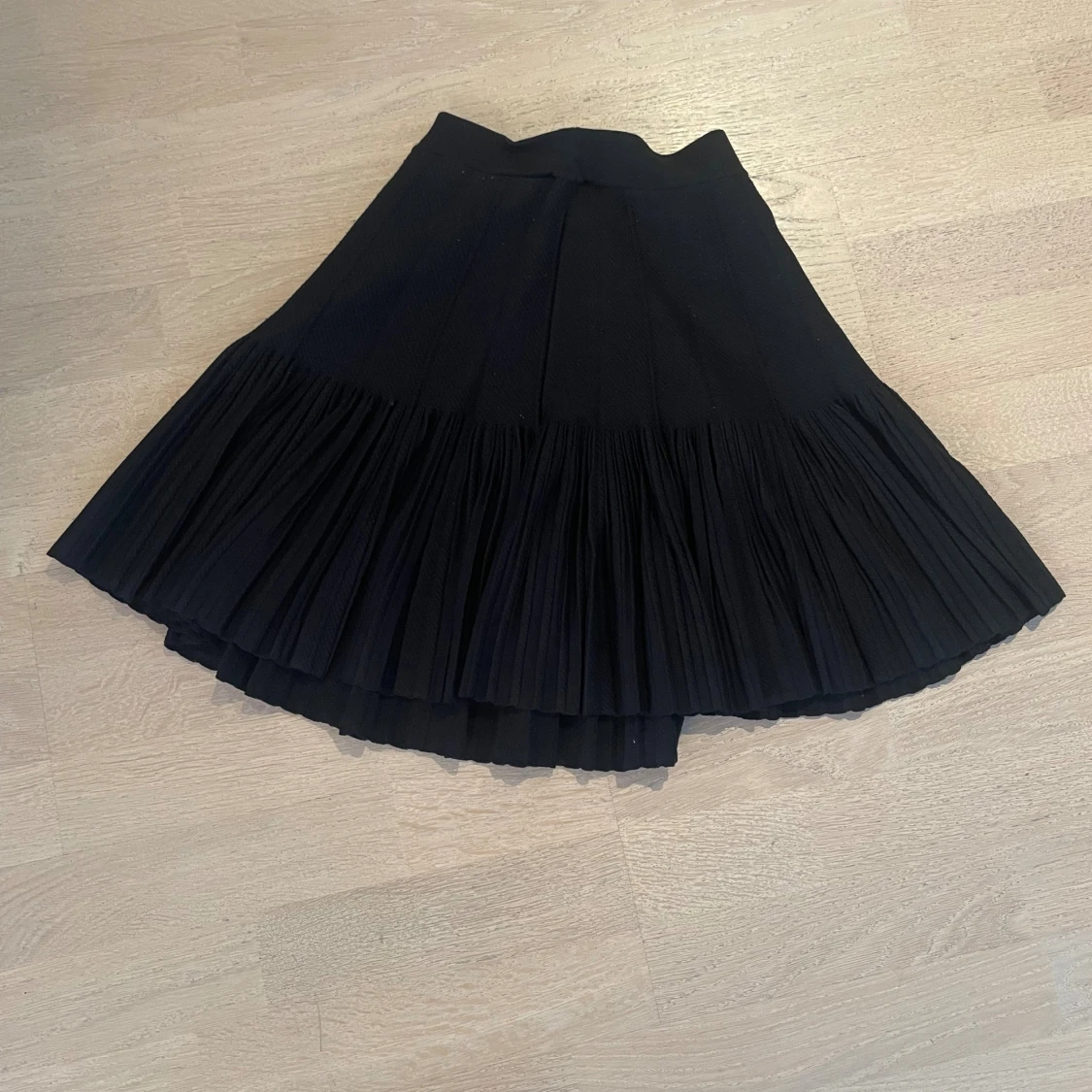 Plisserad svart kjol från Sandro - 1