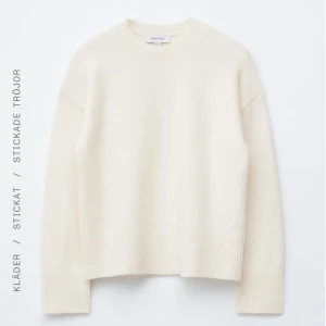 Krämvit stickad tröja & Other Stories - Stickad tröja från & Other Stories i mycket bra skick!💕💕Slutfåld på & Other Stories hemsida, men asos säljer den för över 800kr🥰Tröjan är i MYCKET bra skick
