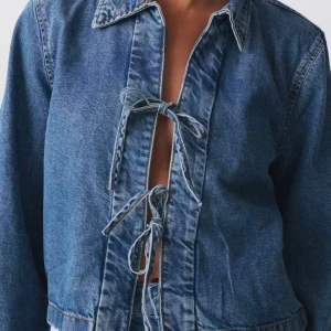  jeansjacka gina tricot - jättesnygg jeansjacka från gina, aldrig använd prislappen kvar. slutsåld på gina.