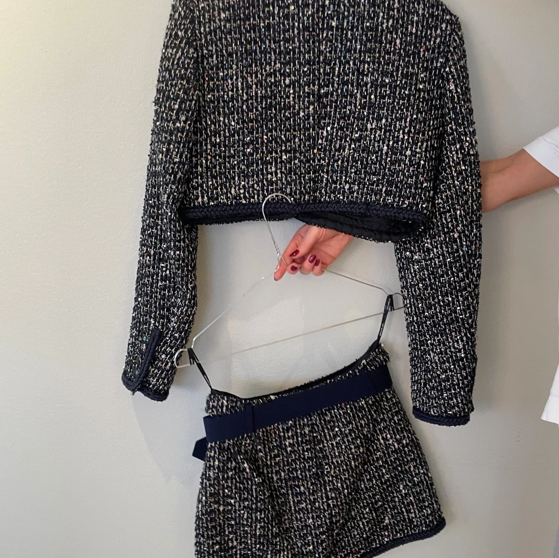 Mörkblå tweedkjol med bälte - 1
