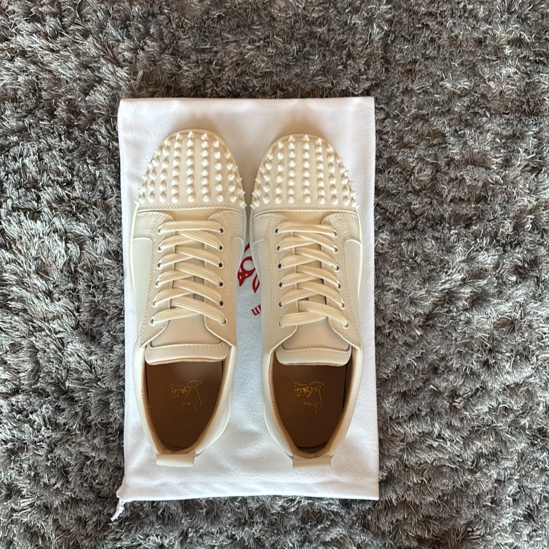 Christian Louboutin vita sneakers med nitar - 1