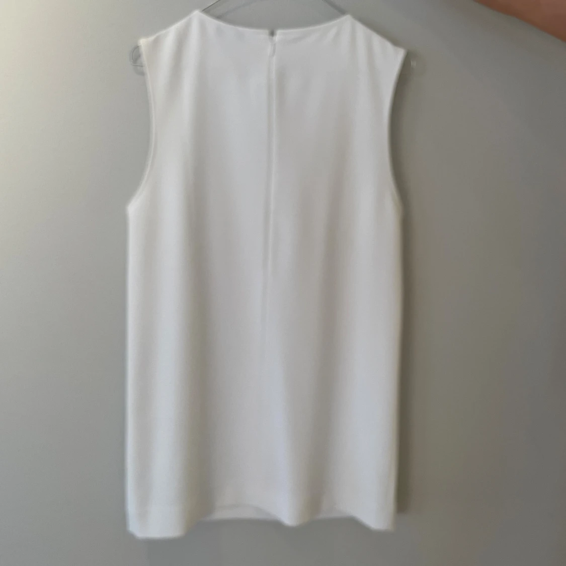 Vit ärmlös kortklänning med rosett - 1