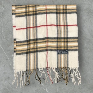 Burberry Halsduk - 💪🏽Skick:Ny utan prislapp   📐Mått:Längd:162cm:Bred:29cm  📎Material:100%Lambswool  📦Skickar alltid inom 24h  💸Köp fler plagg för att få billigare pris  ✅Äkthetsgaranti