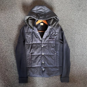 Gran Sasso cardigan  - Gran Sasso cardigan med luva som är slutsåld överallt. Köpt för 10000kr, använd väldigt få gånger. En tjockare cardigan i exklusivt material. Passar super för en kall höstdag. Storlek IT48 passar s/m, modellen på bilden är 182 väger 76kg