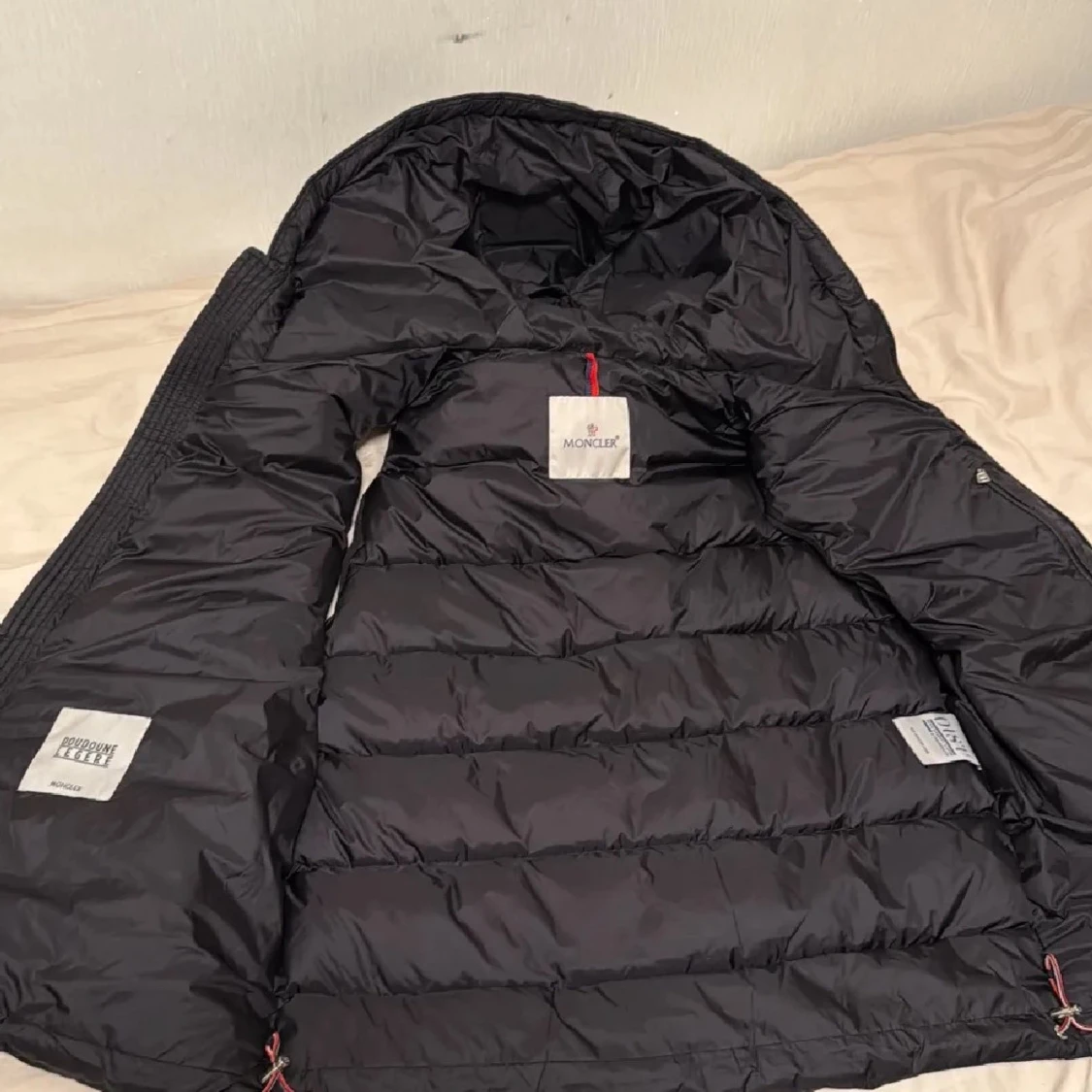 Svart dunväst med huva från Moncler - 1