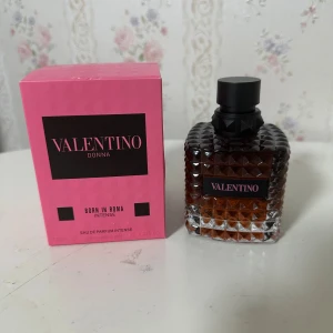 Valentino Donna Born In Roma Intense - Valentino Donna Born In Roma Intense Eau de Parfum, 100 ml. Tillverkad i Frankrike. Snygg och modern design som sticker ut på hyllan. Perfekt för dig som vill ha något extra och trendigt i din samling.