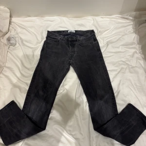 Svarta jeans från Stone Island W31 L34 - Säljer ett par svarta jeans från Stone Island med klassisk femficksdesign och ikonisk patch på bakfickan. Jeansen har en rak passform och är tillverkade i slitstarkt bomullsmaterial. Perfekt för dig som gillar streetwear och vill ha en snygg look.