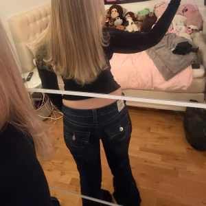 True Religion jeans - Mörkblåa jeans från True Religion med låg midja i modell Joey. Klassisk True Religion patch baktill med detaljer på fickorna. Säljer för dom har blivit för stora för mig. Inga defekter förutom att dom är slitna nertill vid benen. Pris kan diskuteras, skriv om du har frågor 🩷