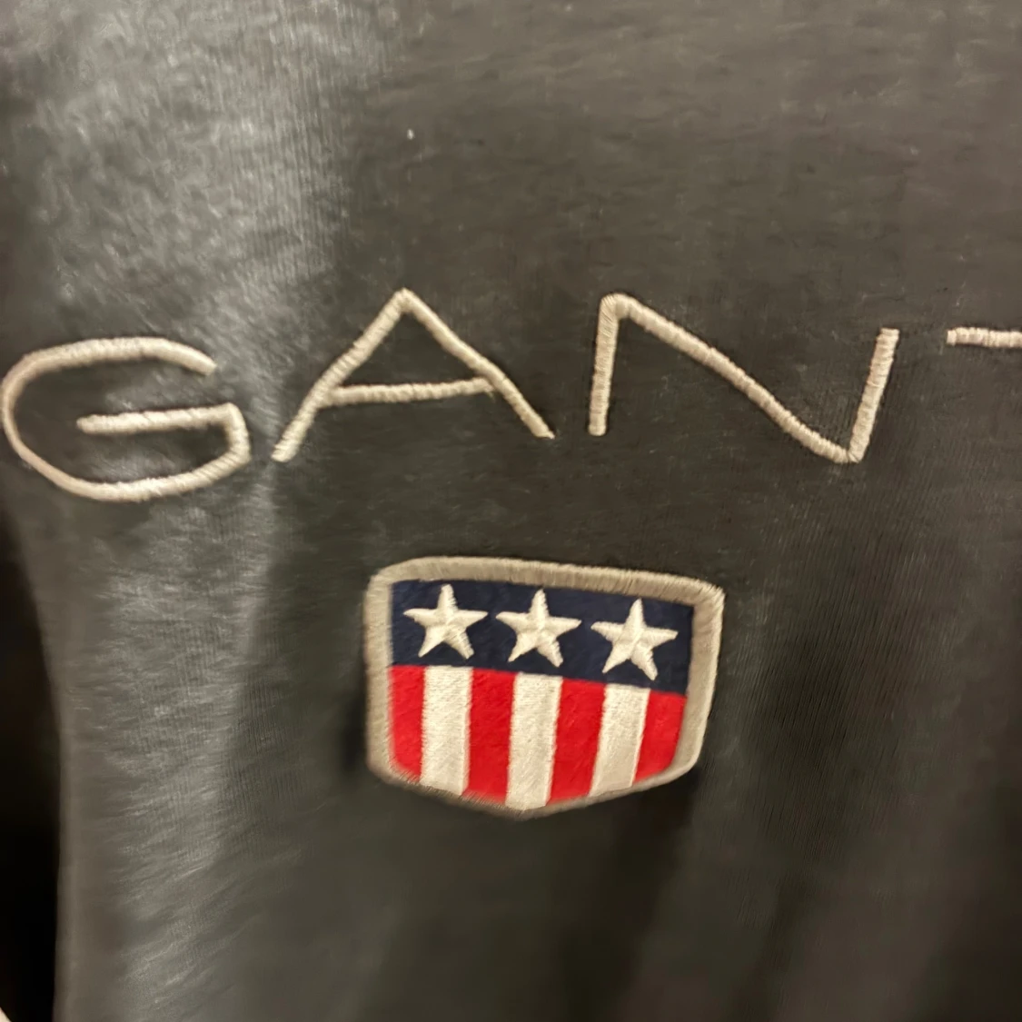 Mörkblå hoodie från GANT med emblem - 2