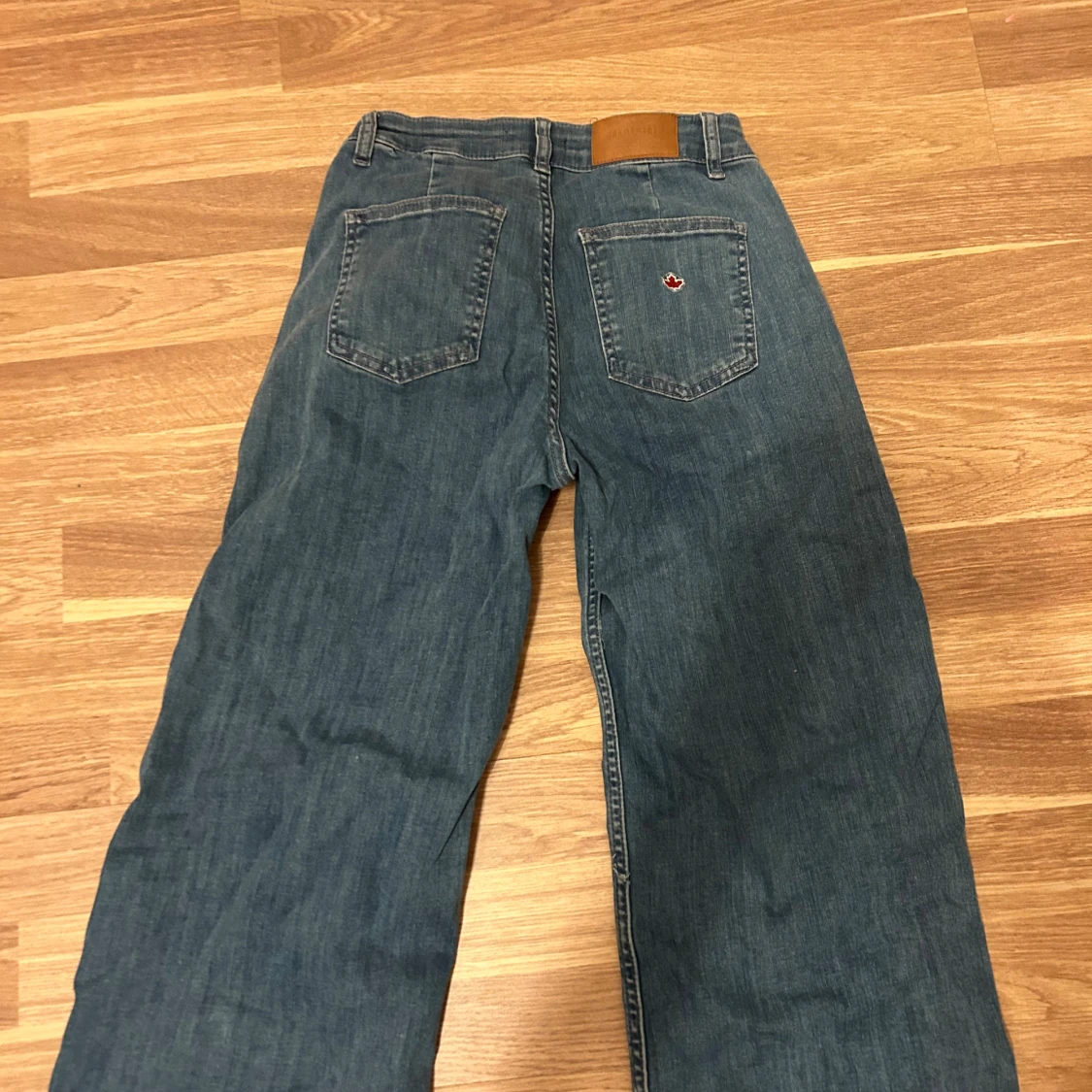 Wide jeans från Noon med broderi - 1