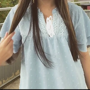 Ljusblå topp - Supersöt ljusblå topp. Säljer för att jag inte använder den så mycket längre. Utbyte går bra. 