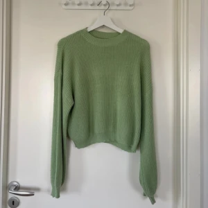 Grön stickad tröja från SHEIN - Mysig ljusgrön stickad tröja från SHEIN i storlek S. Men passar även M skulle jag säga. Tröjan har en rund halsringning, ribbade muddar vid ärmslut och nederkant samt långärmade ärmar. 
