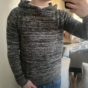 Unik stickad hoodie - Riktigt fet unik stickad hoodie som inte går att få tag på längre. Modellen är 180cm, 73kg. Priset går att diskutera!