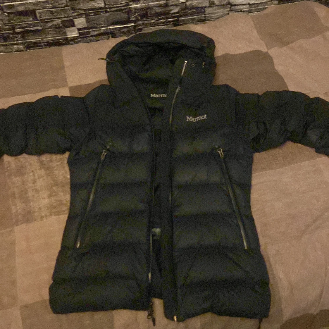 Svart dunjacka från Marmot med huva