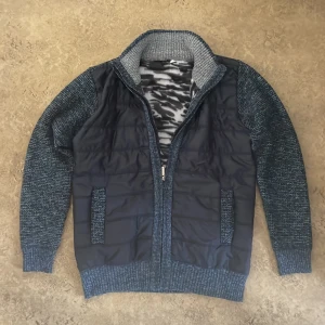 fodrad cardigan - Otroligt snygg fodrad cardigan i toppskick. Perfekt nu till kallare väder. Modellen är 180cm, 73kg. Priset går att diskutera!