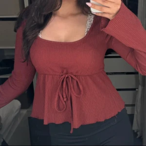 röd topp - Säljer en snygg topp från Nelly i mörkröd färg. Modellen har långa ärmar, rundad halsringning och ett sött knyt i midjan som ger en peplum-effekt. Materialet är mjukt och stretchigt, perfekt för dig som gillar bekväma och trendiga plagg. Storlek S, köp direkt för 119kr via köp nu😍😍💞