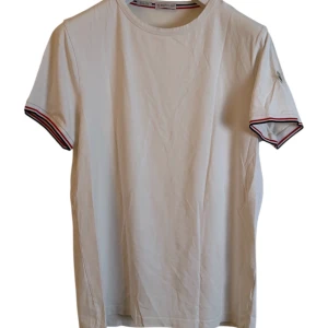 Moncler T-shirt  - Moncler T-shirt storlek L. Skick 9/10. Pris 890kr finns att köpa på våran hemsida, Fashionels.com
