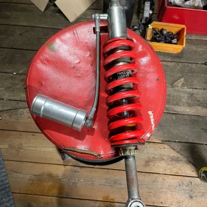 Olle bakdämpare till Derbi med extern oljebehållare - Olle stötdämpare som suttit på en Derbi Senda drd 2008. Den har tappat lite färg annars bra