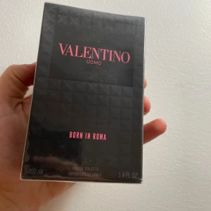 Valentino Uomo Born In Roma 100ml - Valentino Uomo Born In Roma Eau de Toilette, 100 ml. Snygg och modern doft för dig som vill sticka ut. Helt oöppnad, säljer hela min kollektion (mer i min profil) 