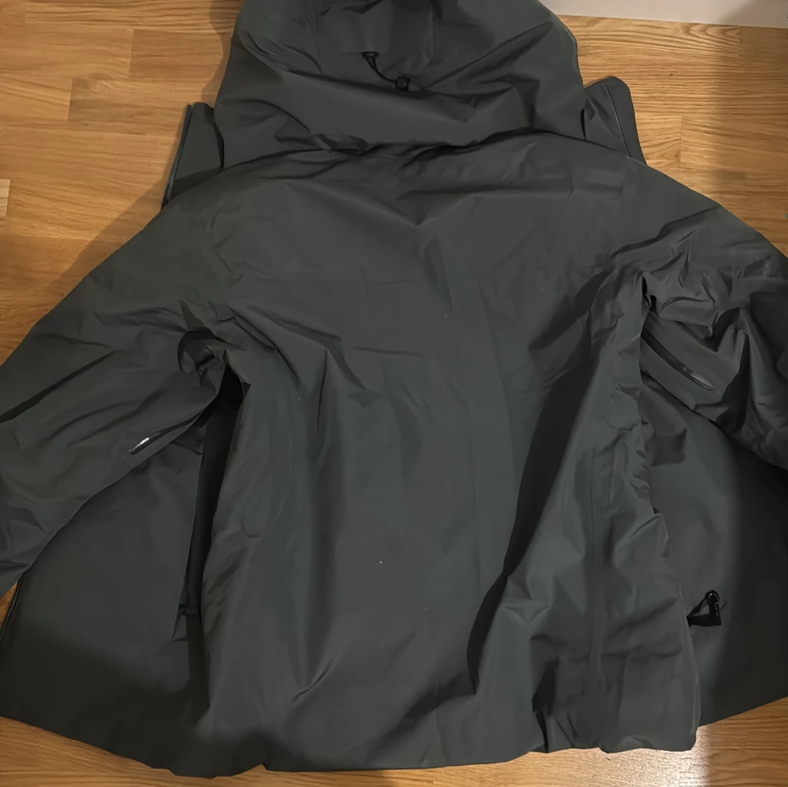 Mörkgrå dunjacka från Arc'teryx - 4