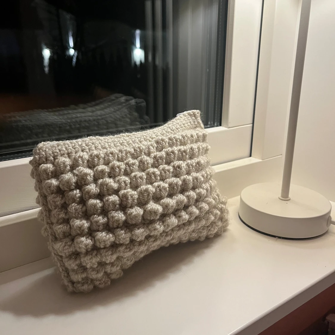 Beige virkad necessär med dragkedja