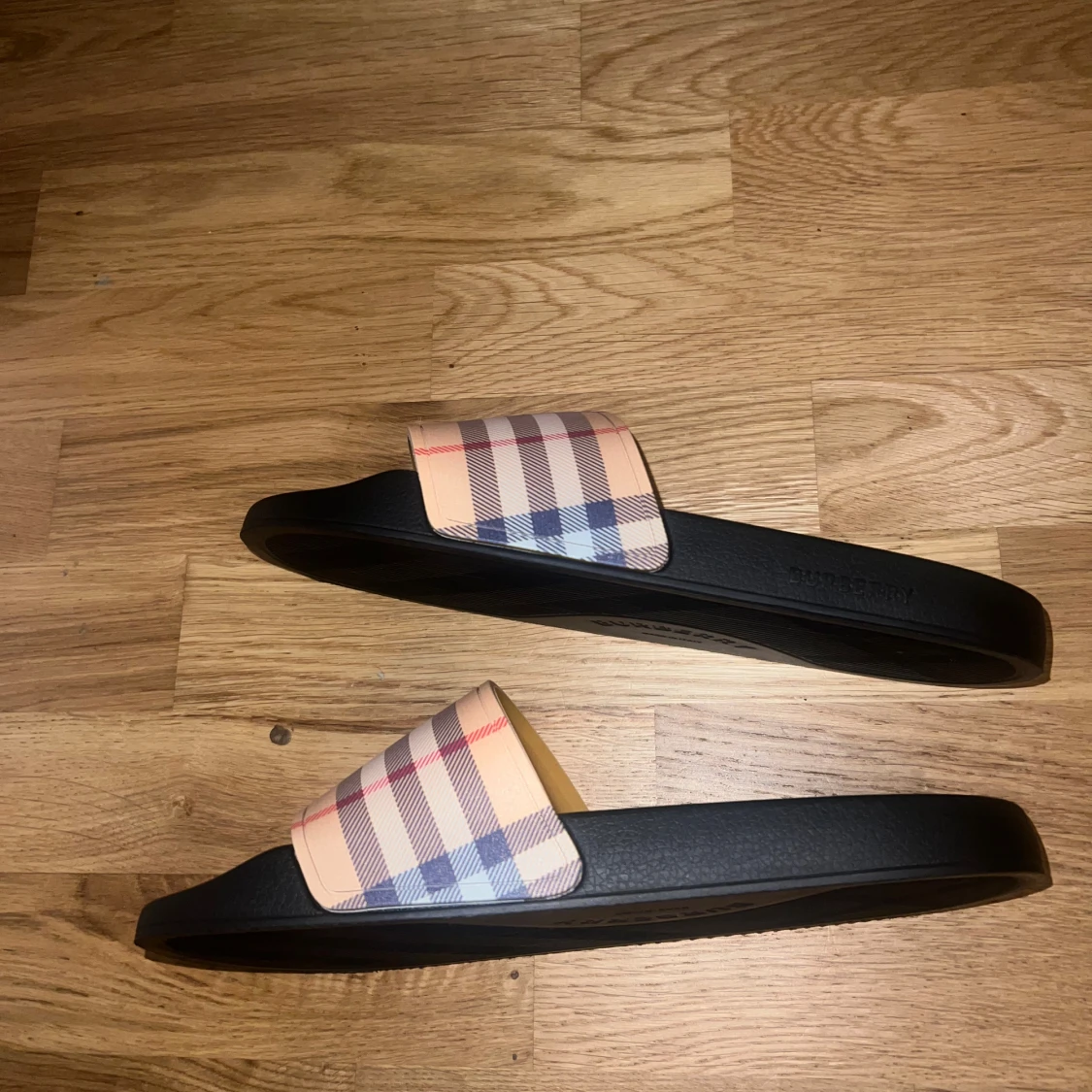 Burberry sandaler med klassiskt rutmönster - 1