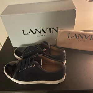 Lanvins - Säljer ett par riktigt feta lanvins i storlek42 (passar även 43 ) en liten defekt på ena skons tå ,( se bild 3) det är inget som syns när dom är på, utöver det är dom i fint skick!  Dustbags och box ingår! Hör av er vid frågor🤩🙌🏻