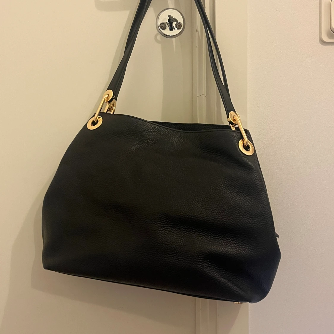 Svart axelväska från Michael Kors - 1