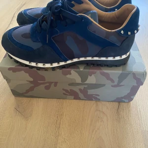 Valentino rockrunners  - Valentina rockrunners, camoflaug, blåa, alla nitar sitter kvar. Fint skick, box medföljer. Hör av dig vid intresse. 