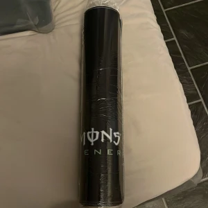 Monster Energy Gaming Mousepad - Stor gaming-musmatta med Monster Energy-logga, helt ny och fortfarande i plastförpackning. Perfekt för gaming eller kontor, ger bra glid och komfort. Inga synliga defekter eller slitage, levereras rullad och oanvänd.