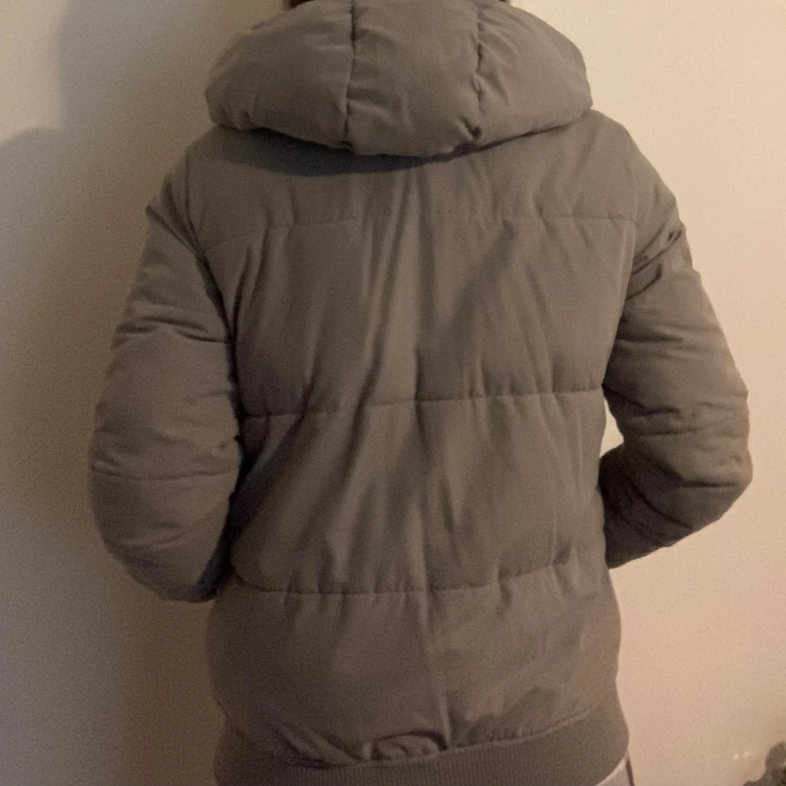 Grå pufferjacka - 1