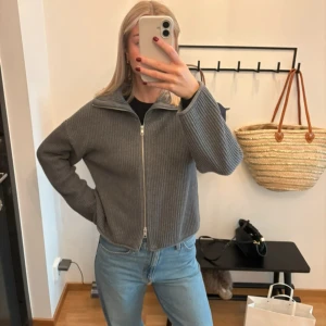 Kofta från Cubus - Superfin stickad kofta från Cubus. Fint skick