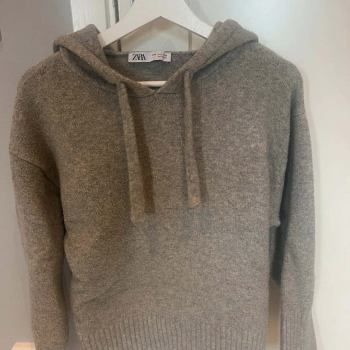 Grå stickad hoodie från Zara med huva