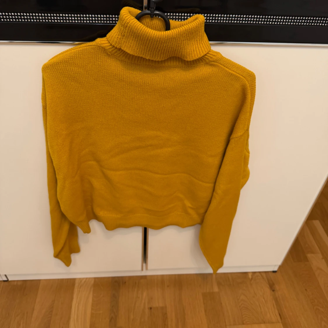 Gul stickad polotröja - 1