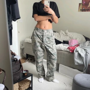 Camo Cargopants - US Air Force camo pants. Riktigt stabilt, gediget tyg. Använt få gånger. Köpt på Depop för 5 år sedan. W30. Sitter low-waisted på mig. Jag är 164 & bär XS/S. Felfria!